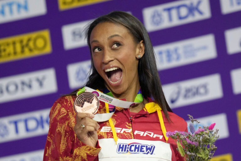 Atleta española Ana Peleteiro gana bronce en Glasgow 14 meses después de dar a luz