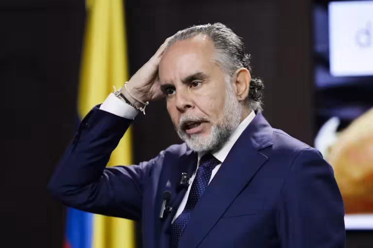 Ministro colombiano llama "loca y delincuente" a magistrada por allanamiento a su vivienda