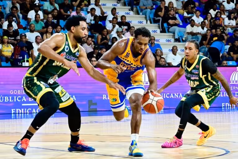 Mauricio Báez asesta otro golpe a San Carlos y queda a un triunfo de coronarse en el TBS Distrito 2025