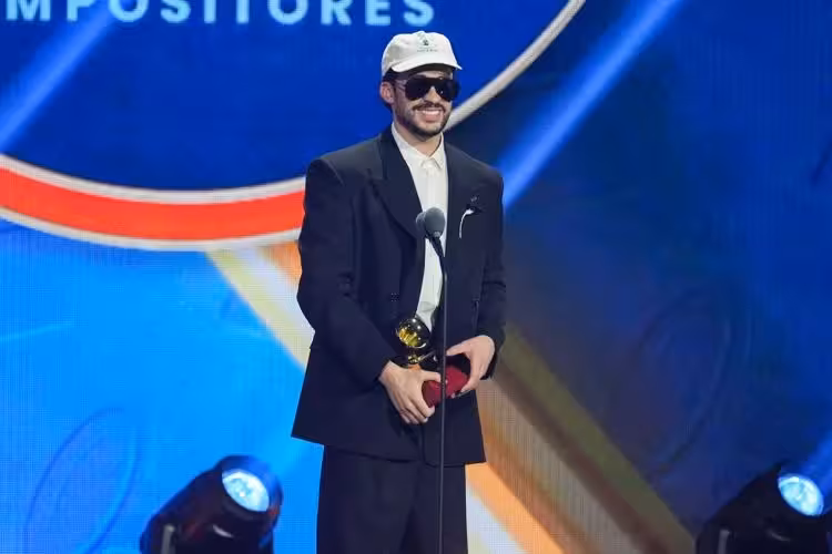 Bad Bunny dedica su Latin Grammy a los niños latinos: “Nunca paren de soñar”