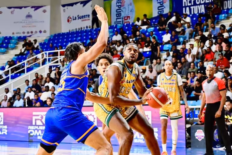 San Carlos derrota al Mauricio Báez y toma ventaja en la final del TBS Distrito 2025