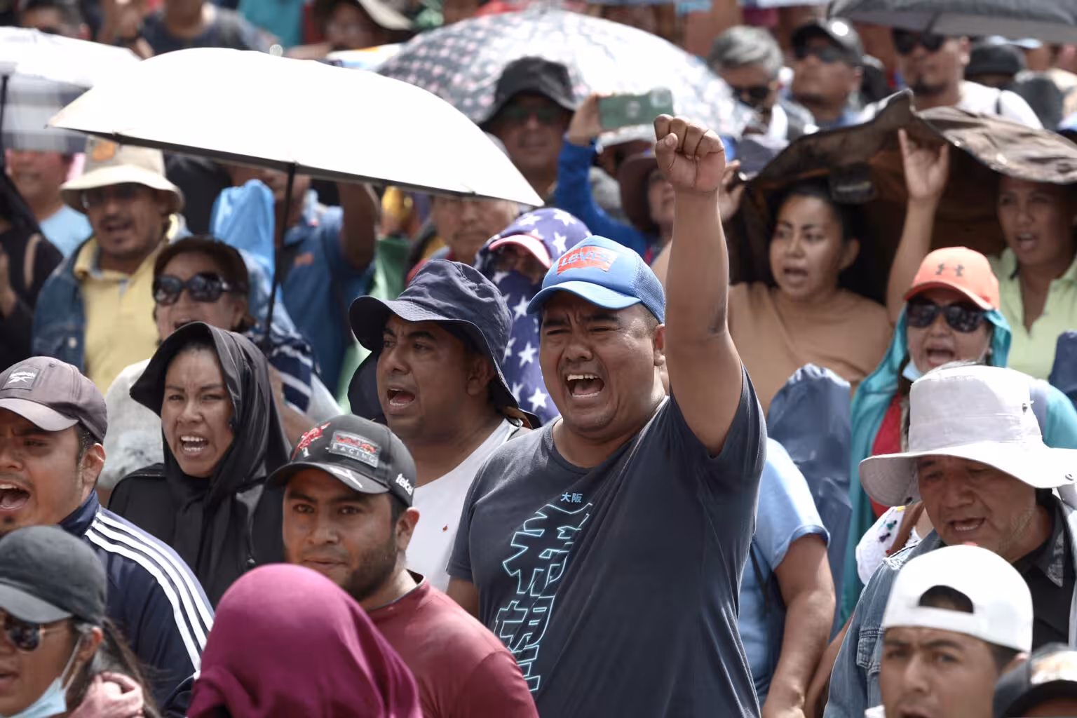 Maestros mexicanos protestan e intentan deribar las vallas que rodean el Palacio Nacional