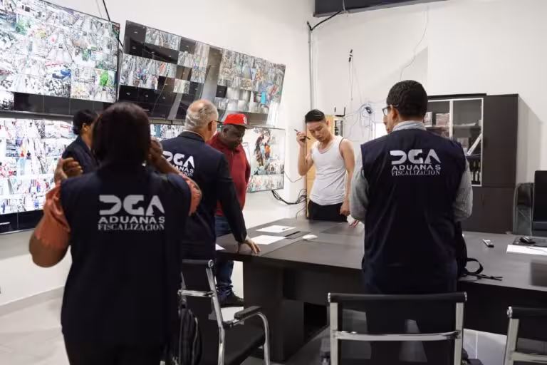 Aduanas interviene dos tiendas del sector asiático en Azúa