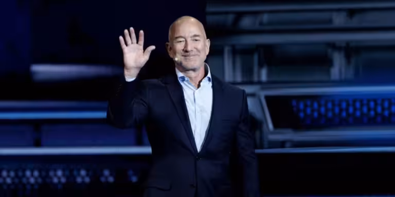 Jeff Bezos busca construir centros de datos en el espacio con su empresa Blue Origin