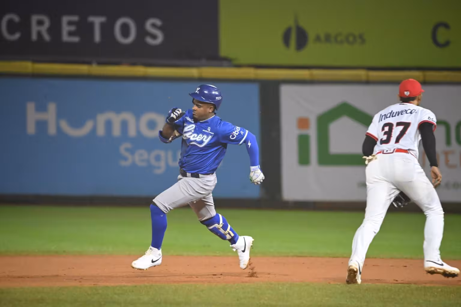 Licey supera 4-2 al Escogido con aportes claves de Leyba, Núñez y Rojas Jr.