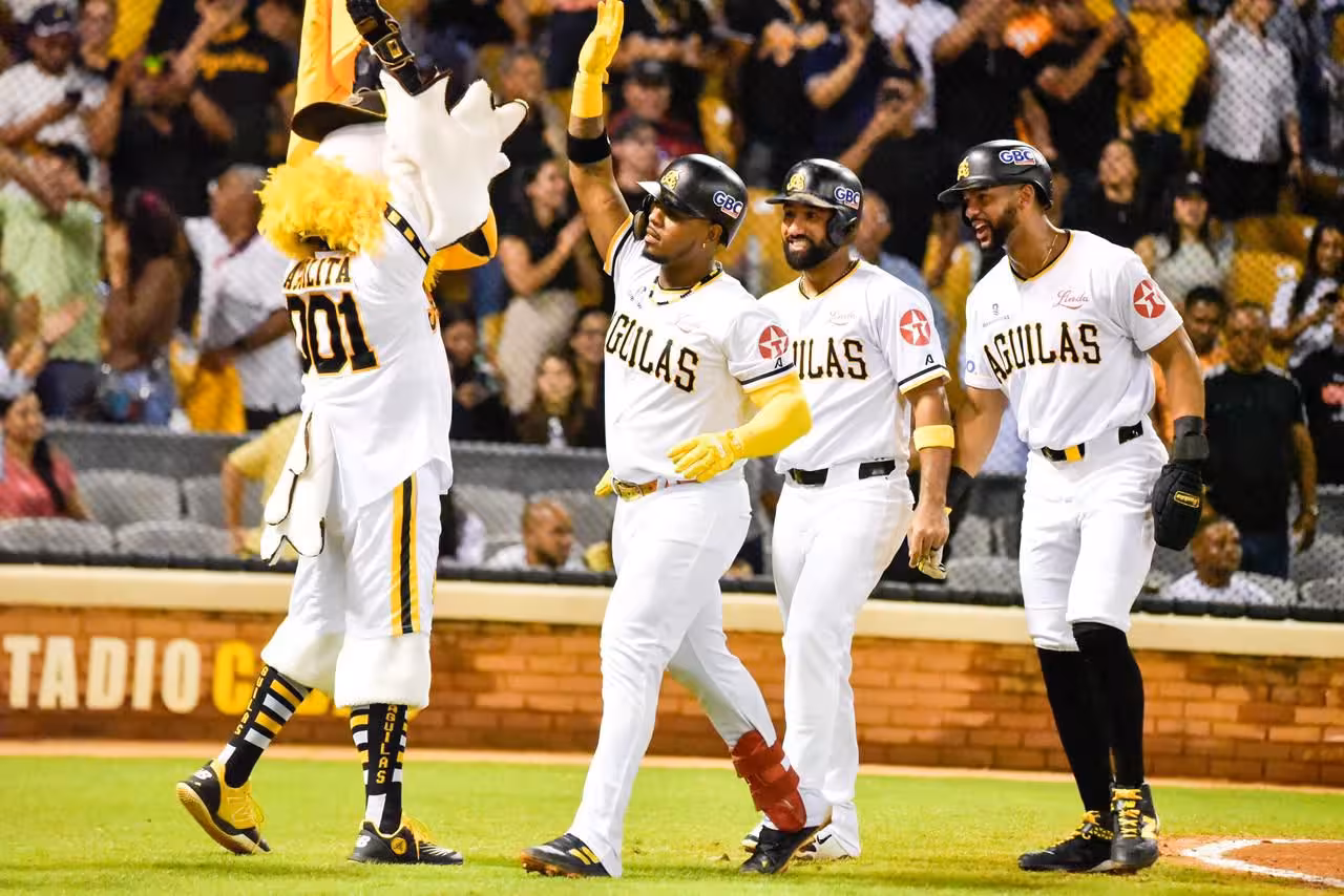 Las Águilas extienden su dominio y superan a los Toros 13–6 con poderosa ofensiva