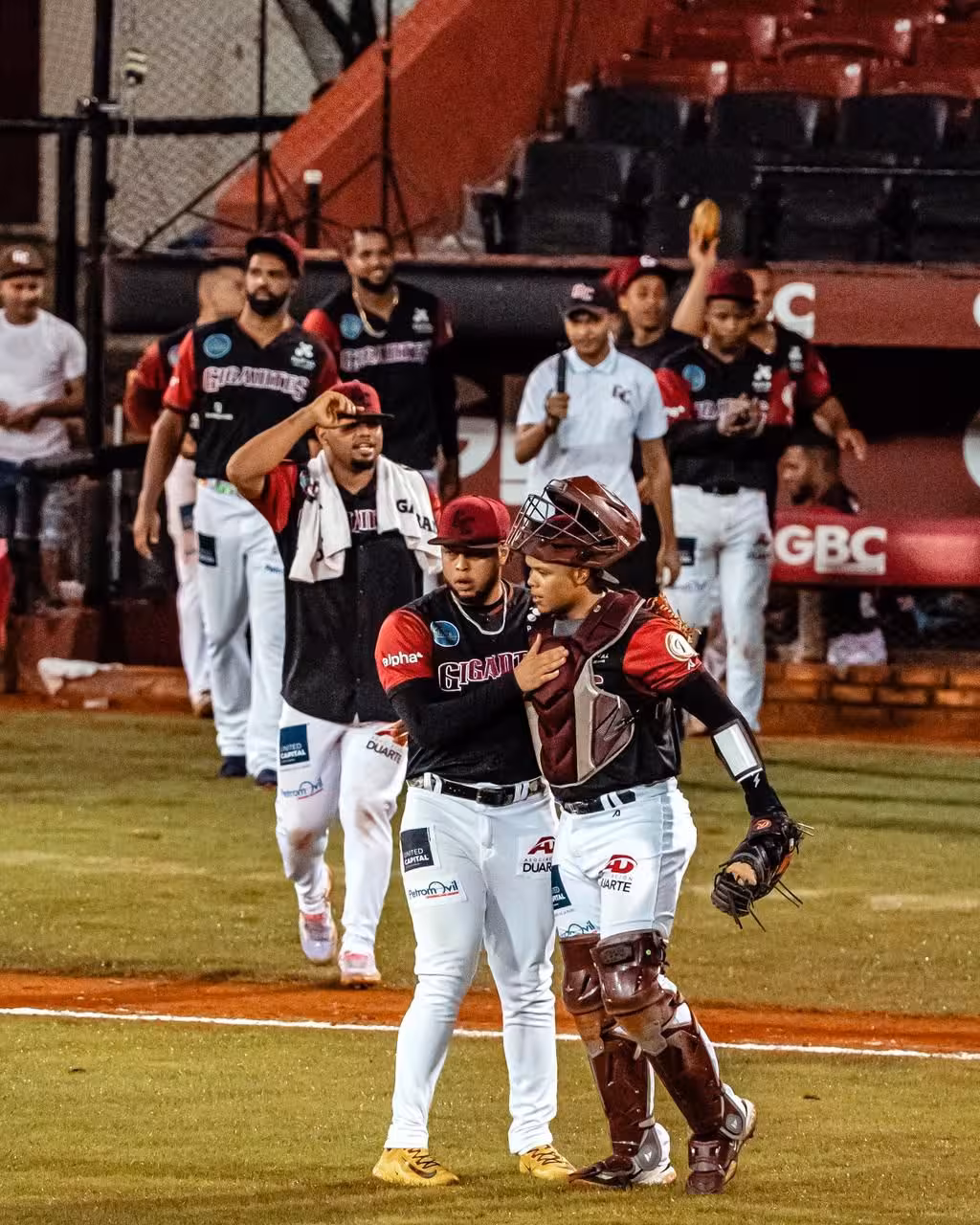 Gigantes arman rally de cuatro en la octava y superan 5-2 a las Estrellas
