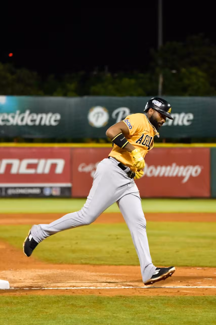 Águilas extienden su dominio y superan 3-1 a los Toros para lograr su séptima victoria seguida