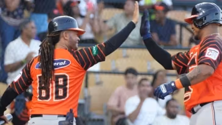 Ronaldo Hernández conecta grand slam y lidera contundente triunfo de los Toros sobre el Escogido