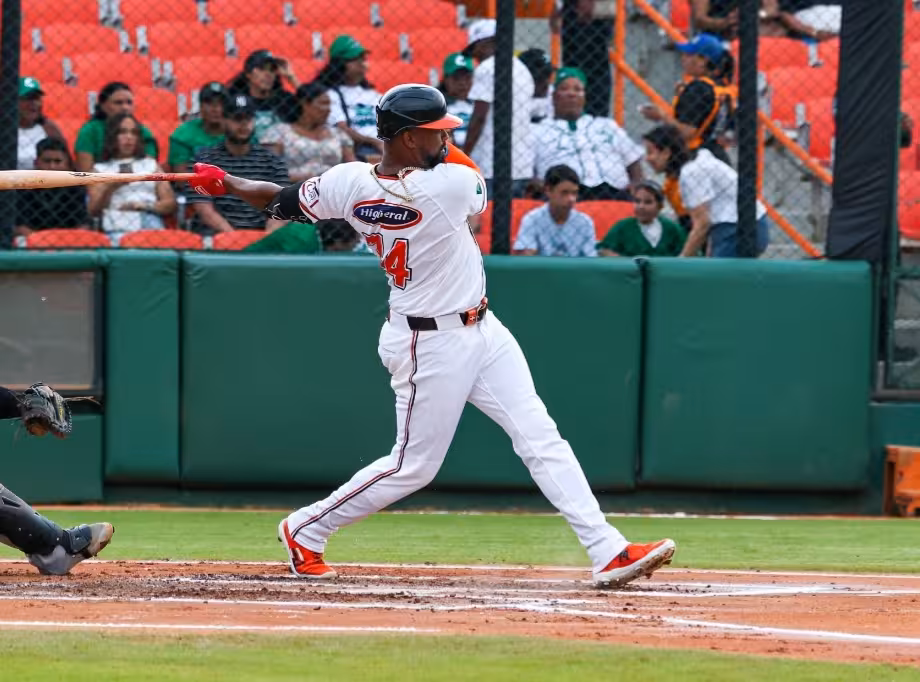 Jiménez y Oliva lideran paliza de los Toros 10-4 sobre las Estrellas