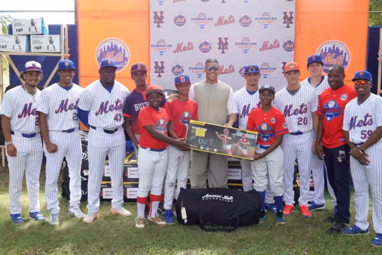 Academia de los Mets realiza su acostumbrada entrega de utilería a niños y niñas de más de 40 ligas de béisbol y sóftbol de ABEPROSADO