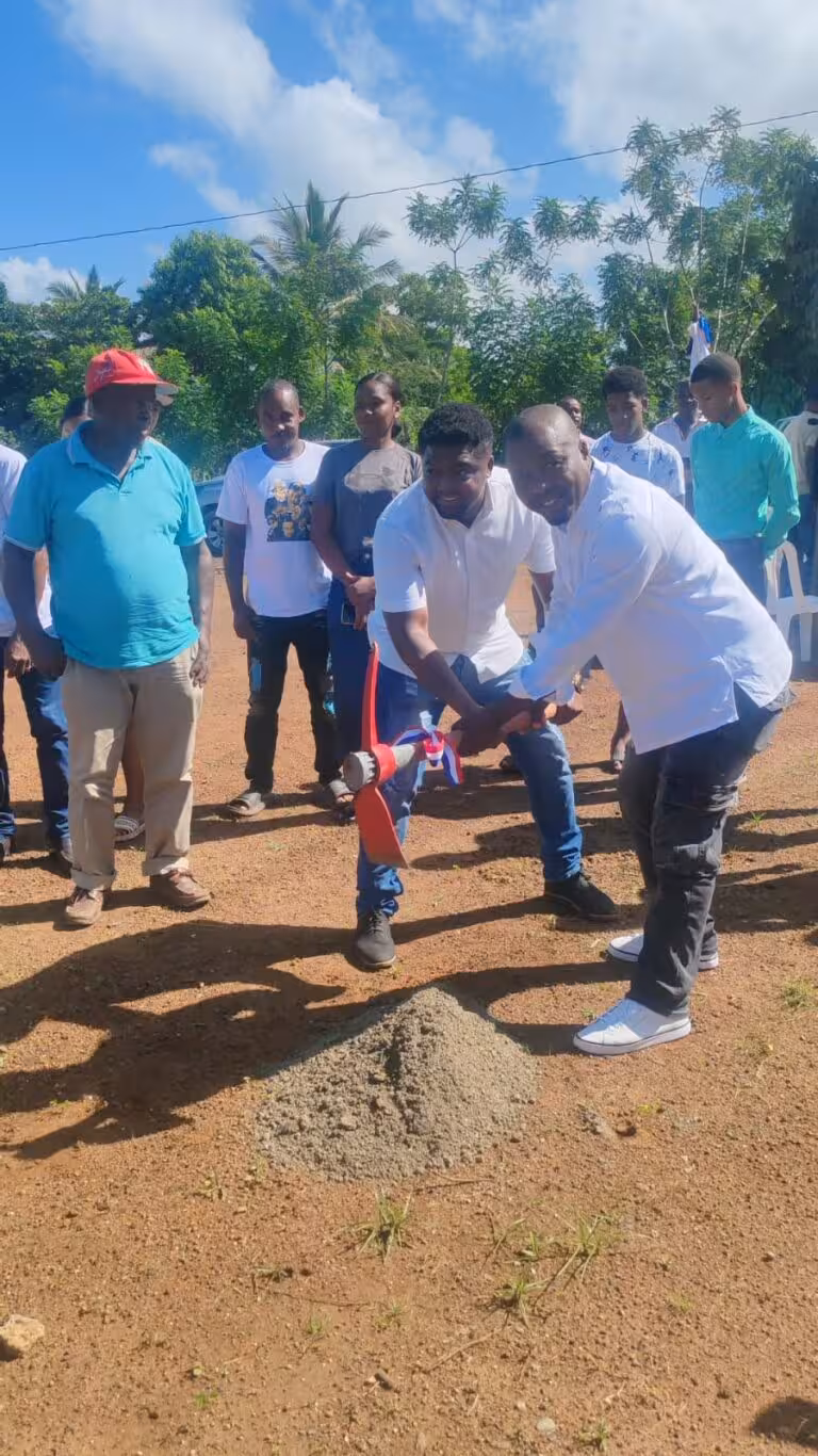 Alcalde de Chirino da primer picazo para construcción de cancha mixta en La Caguasa