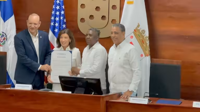 Gobernadora de Nueva York recibe la llave de Santiago y promete apoyar la preservación del río Yaque del Norte