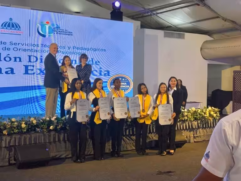 Estudiantes meritorias de Azua reciben el galardón “Diploma de Máxima Excelencia”