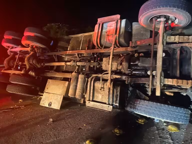 Mueren dos personas tras colisión entre motocicleta y autobús en carretera Bayahíbe