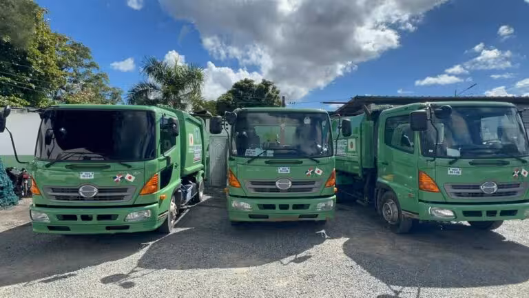 Japón dona tres camiones recolectores a Bonao para fortalece la limpieza urbana