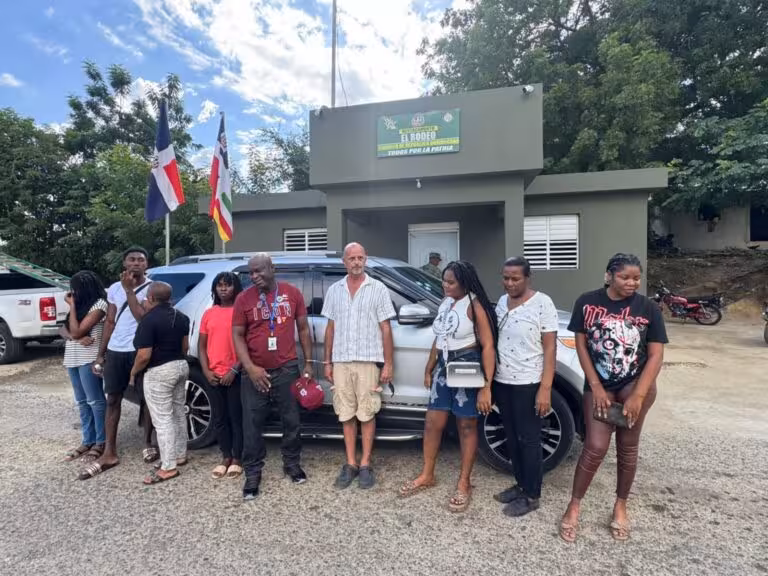 Ejército detiene ciudadano canadiense que transportaba a ocho haitianos indocumentados en Dajabón
