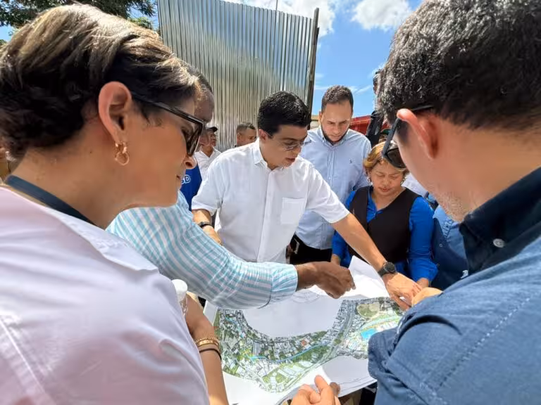 Fellito Suberví supervisa avances en trabajos cañada Guajimía que beneficiarán a 350 mil personas en SDO