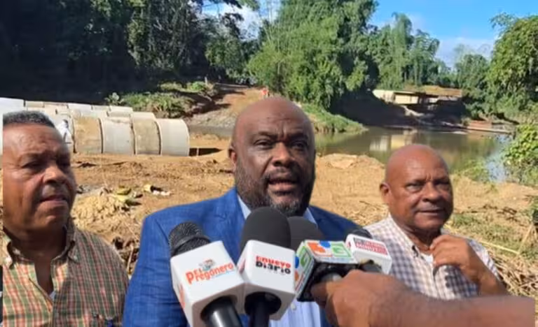 Anderson de los Santos informa que ya se trabaja para habilitar paso tras colapso de puente en Don Juan