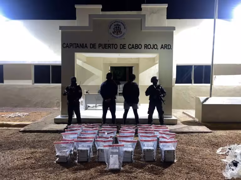 Atrapan dos hombres con 171 paquetes de presunta cocaína y cinco de marihuana