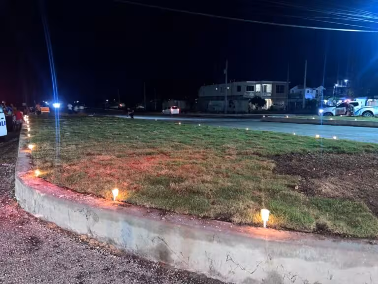 Realizan encendido de velas en protesta por ampliación de la Avenida Ecológica en Boca Chica