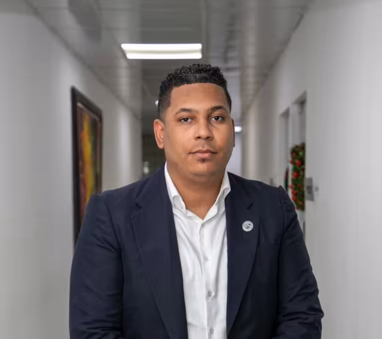 Frederick Ferreras Condena Muerte del Joven Detenido en el Palacio de Justicia de Ciudad Nueva