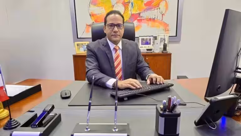 Salvador Holguín se desahoga con el equipo de prensa del gobierno del Presidente Luis Abinader.