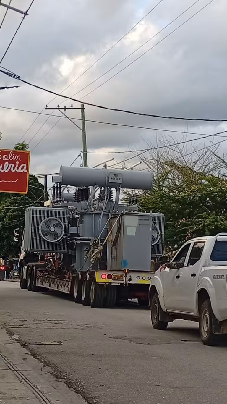 Edeeste traslada transformador de potencia hacia Miches y aclara incidente que involucró al síndico de Nisibón durante operativo técnico