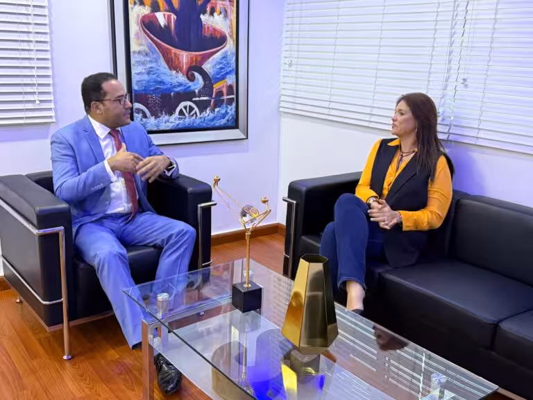 Salvador Holguín y Nikauly De la Mota formalizan acuerdo para la retransmisión del programa “Arriba y Alante” por las plataformas del Grupo de Medios Hilando Fino