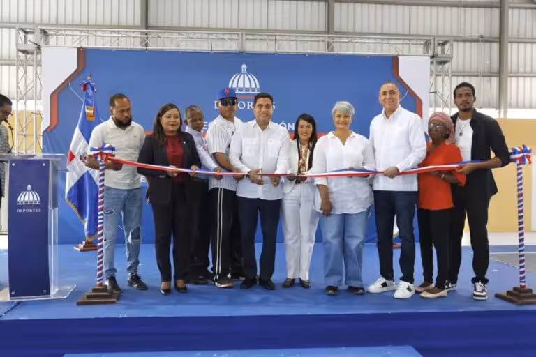 Ministro Kelvin Cruz inaugura multiuso en Ramón Santana, San Pedro de Macorís