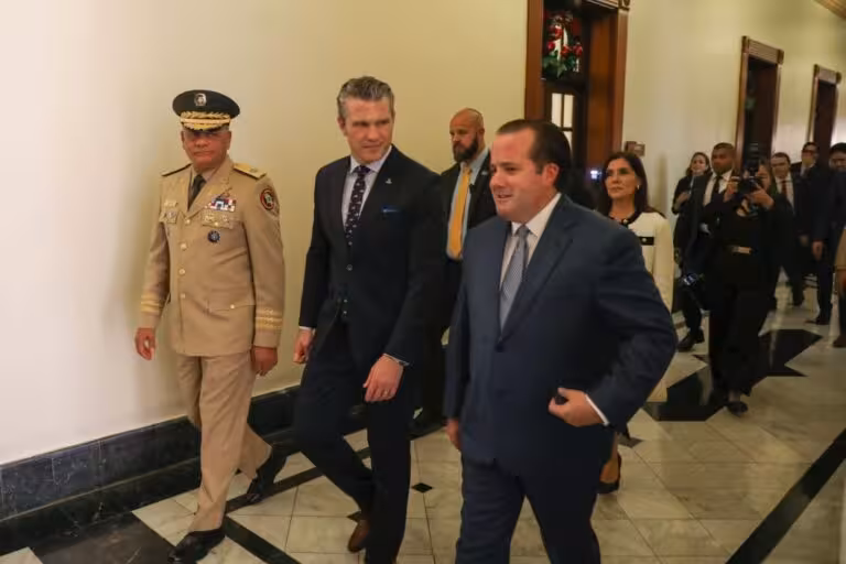 Presidente Abinader recibe al secretario de Defensa de EEUU, Pete Hegseth en el Palacio Nacional