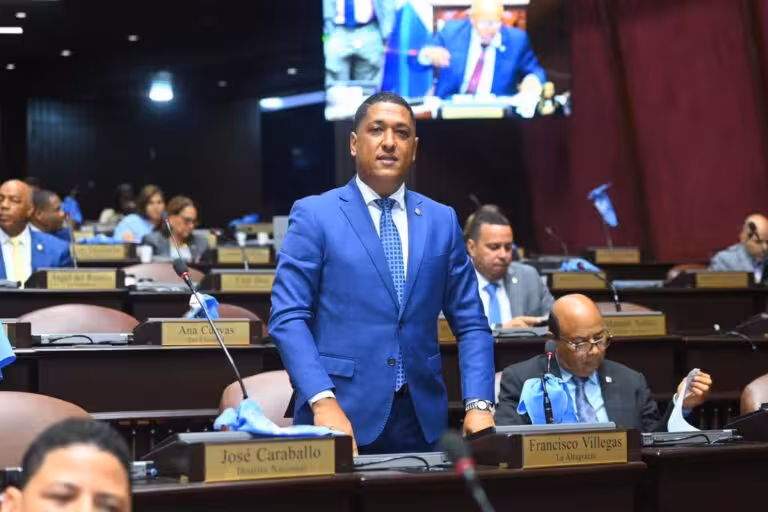 Diputado Francisco Villegas somete proyecto de ley para afiliación obligatoria de servidores públicos al SENASA