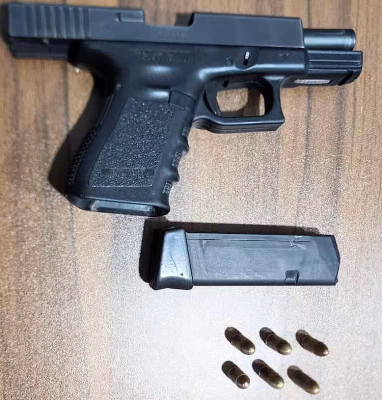 Policía arresta por separado a dos personas por posesión ilegal de arma de fuego y ron adulterado en Barahona