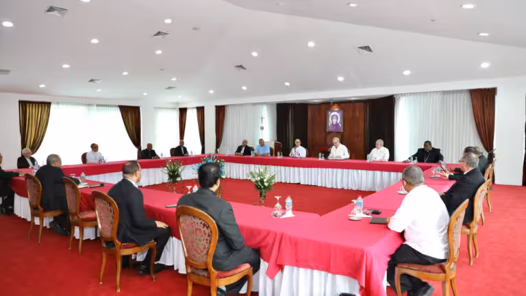 El presidente Luis Abinader sostuvo un almuerzo este viernes con los miembros de la Conferencia del Episcopado Dominicano