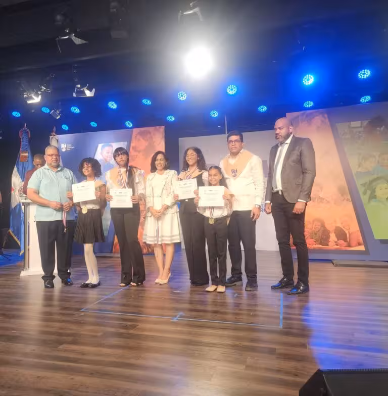 Dío Astacio cumple su palabra: 1,560 niños se gradúan de inglés totalmente gratis a través del Plan PROA