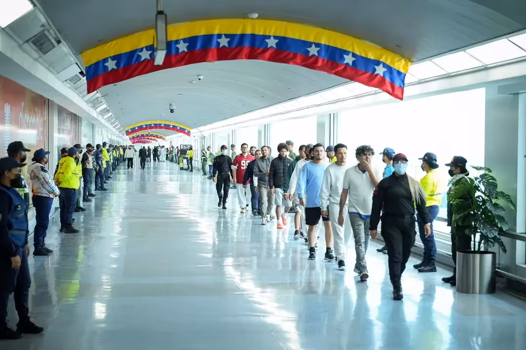 Pocos vuelos y pasajeros en el principal aeropuerto de Venezuela en medio de crisis aérea