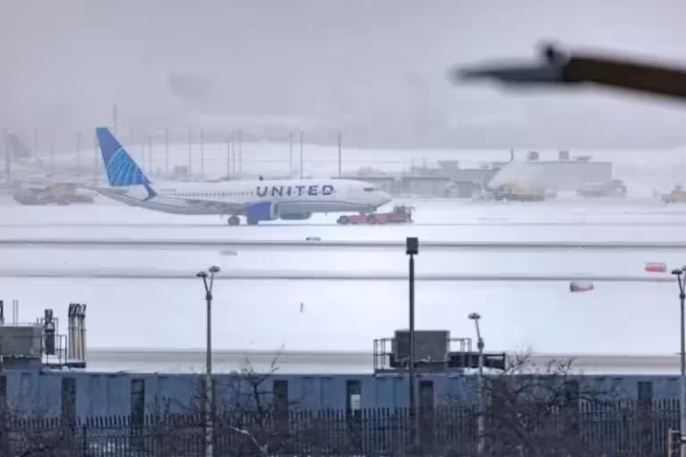 Cancelan cientos de vuelos en EEUU por clima invernal