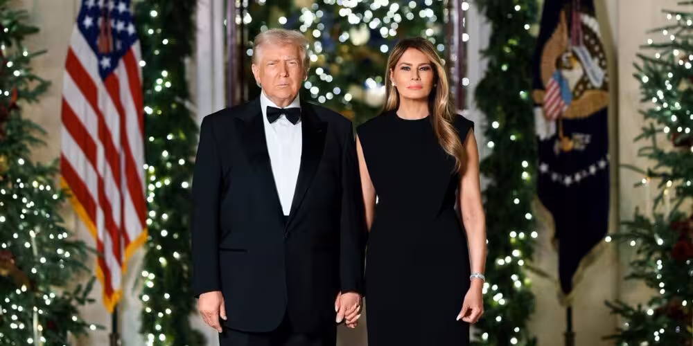 Serios, vestidos de negro y entre luces navideñas: la postal de Navidad de los Trump