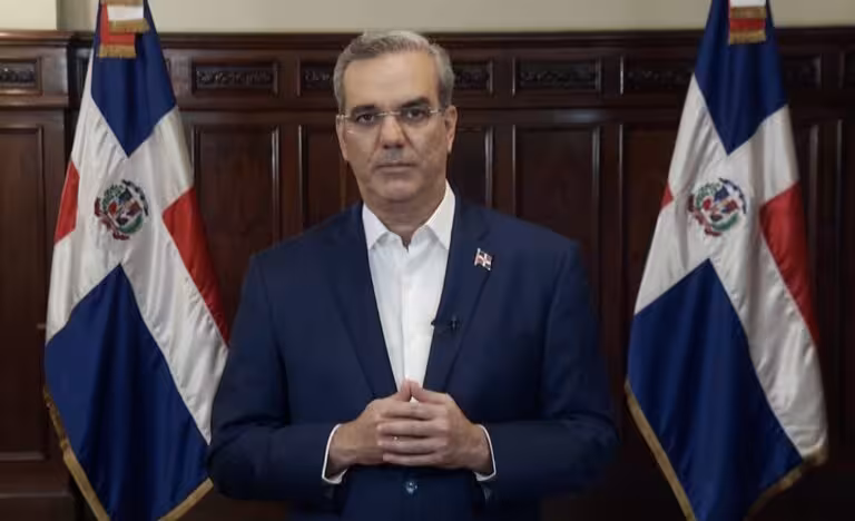 Abinader: el presidente que “le saca los pies” a los funcionarios que quieren “meter las manos”