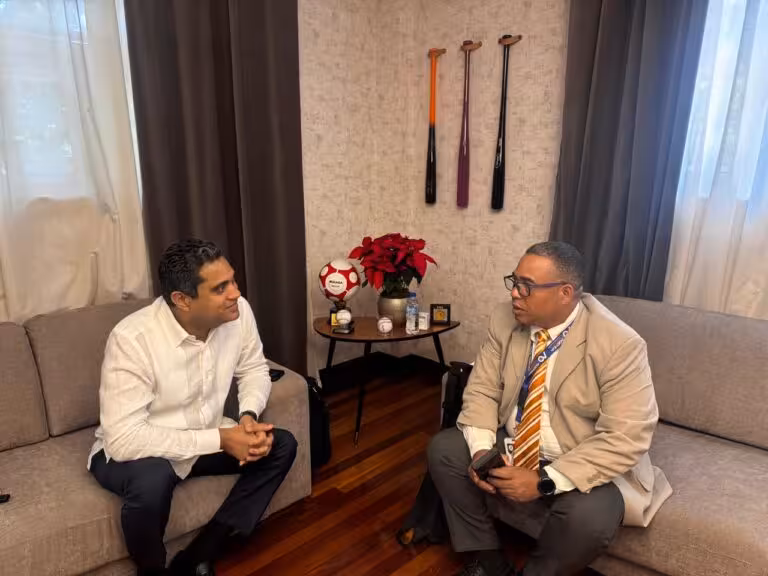 Ministro De Deportes Kelvin Crúz Recibe en su despacho a nuestro corresponsal Elvin Plácido donde anuncian Plan De Techados Deportivos Y Proyectos integrales para Santo Domingo Este.