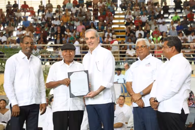 Abinader entrega 1,305 títulos de propiedad y afirma que “hoy se hace justicia social” en el sector de Pueblo Nuevo