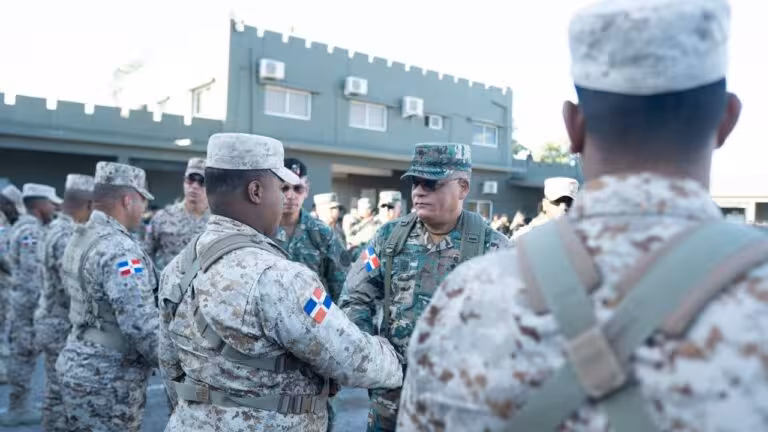 Ministro de Defensa recorre unidades del Ejército en la zona fronteriza y lleva mensaje de reconocimiento