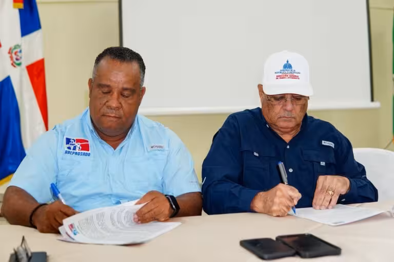 DIGECAC y ABEPROSADO firman acuerdo para acondicionar estadios de béisbol en la provincia Santo Domingo
