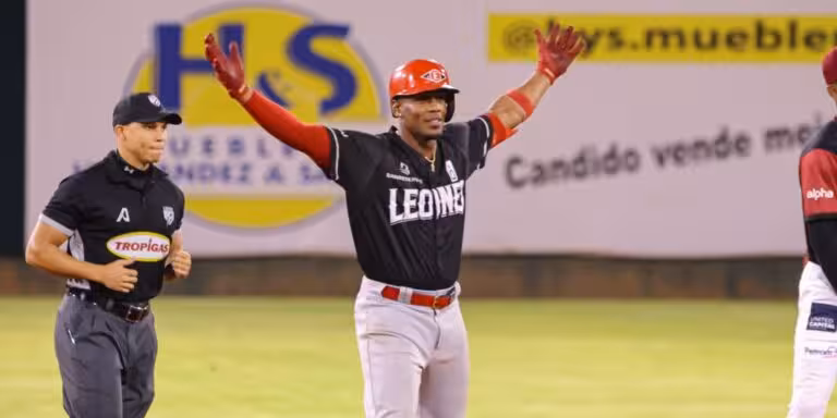 Leones remontan en SFM para mantener invicto
