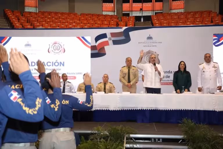 Presidente Abinader juramenta 865 nuevos agentes para fortalecer el control migratorio en todo el país