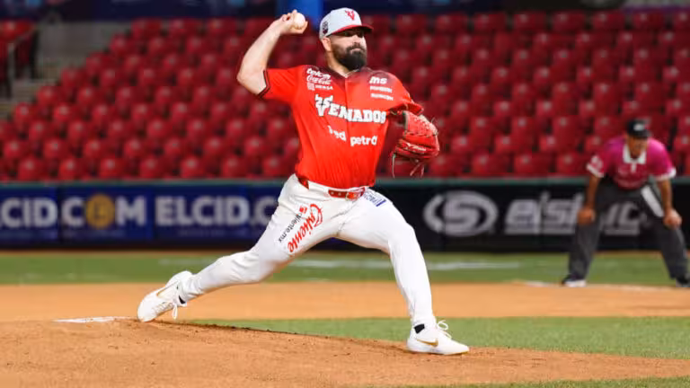 Escogido anuncia la contratación de José Urquidy