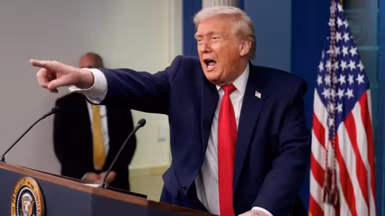 Trump advierte que Irán estallara por los aires si intenta asesinarlo