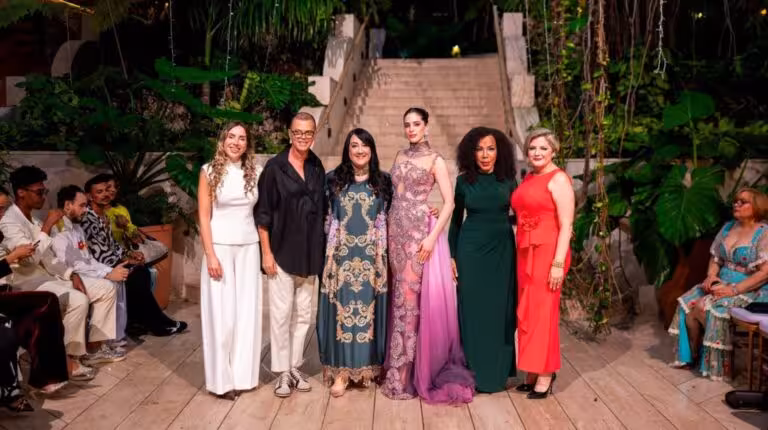 Miss Universo y Giannina Azar se unen en desfile por el autismo en RD