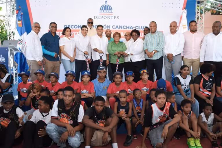 Ministro Kelvin Crúz anuncia la construcción del techado multiuso de la cancha del sector La Ureña, en Santo Domingo Este (SDE).