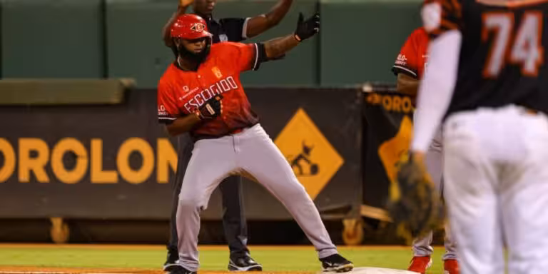Navarro y Lake remolcan cinco para colocar 2-0 al Escogido en la final